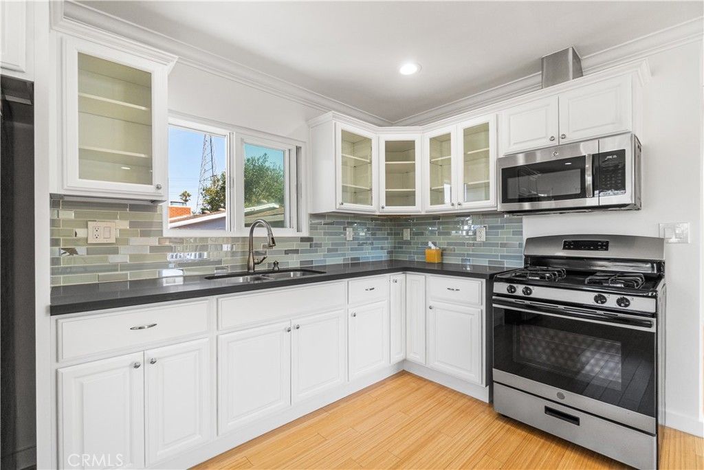 Image 32 of property listing at 1510 E Maple Avenue, El Segundo, CA 90245