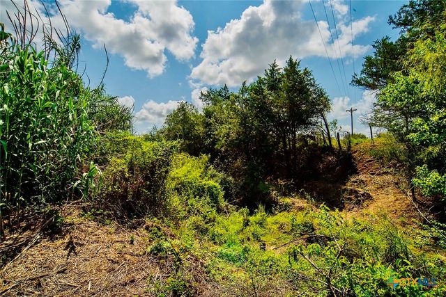 000 County Road 417, Yoakum, TX 77995