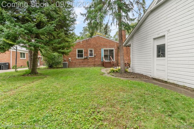 9587 Cardwell Street, Livonia, MI 48150