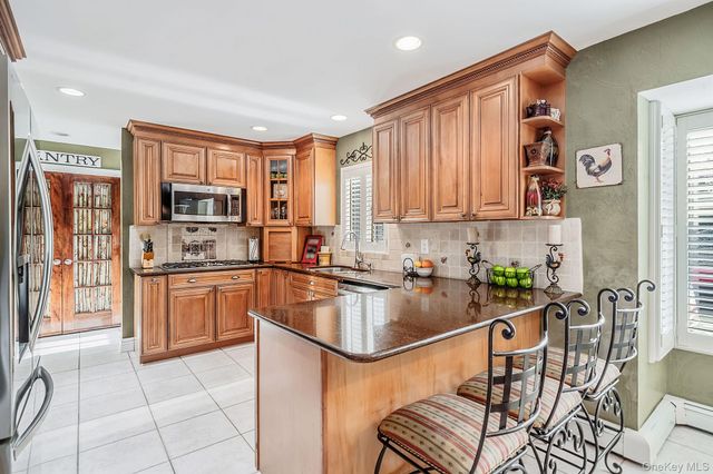 16 Jesse Way, Mount Sinai, NY 11766