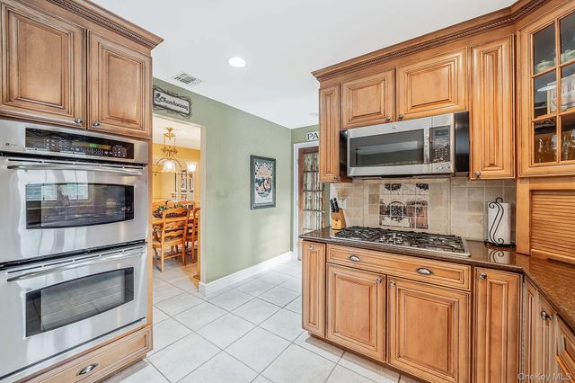16 Jesse Way, Mount Sinai, NY 11766
