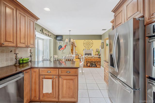 16 Jesse Way, Mount Sinai, NY 11766