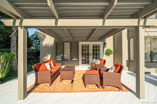 16 Jesse Way, Mount Sinai, NY 11766