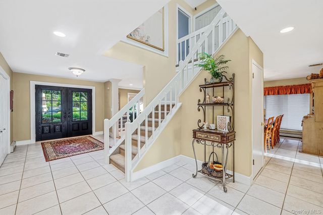 16 Jesse Way, Mount Sinai, NY 11766
