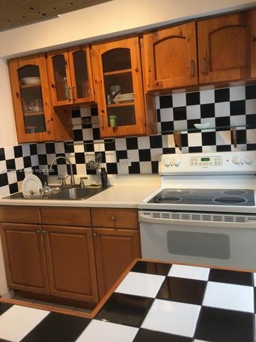 4720 Pine Tree Dr 17, Miami Beach, FL 33140