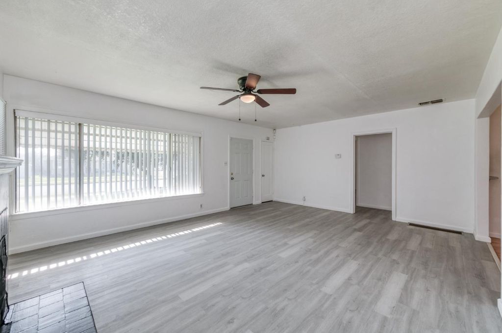 Image 10 of property listing at 2901 E Princeton Avenue, Fresno, CA 93703