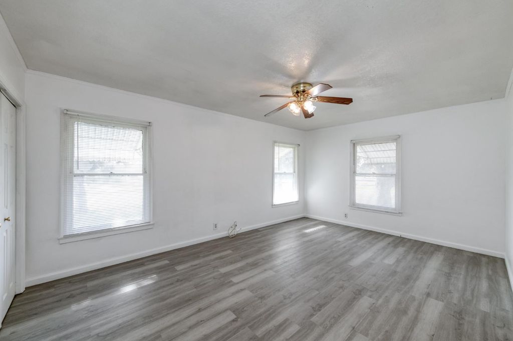 Image 15 of property listing at 2901 E Princeton Avenue, Fresno, CA 93703