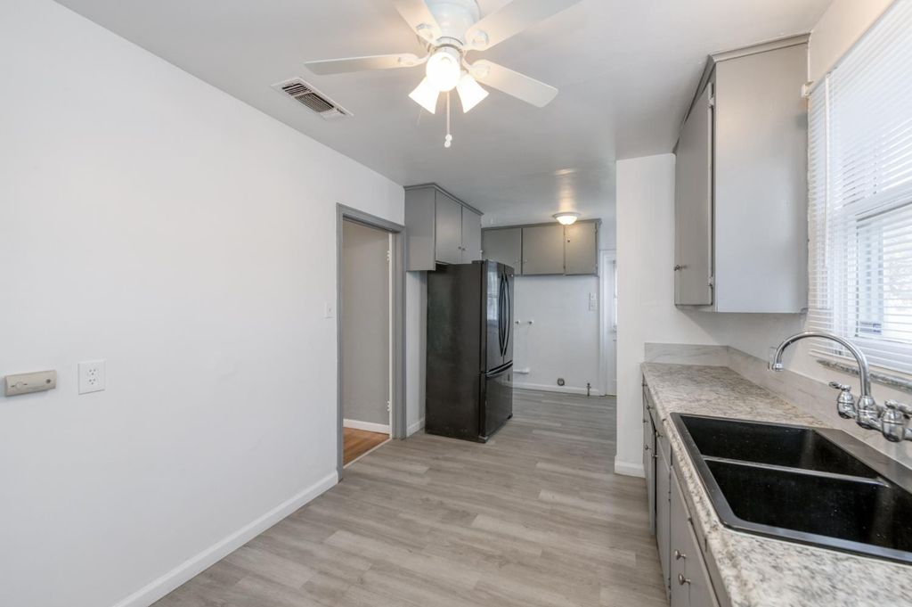 Image 24 of property listing at 2901 E Princeton Avenue, Fresno, CA 93703