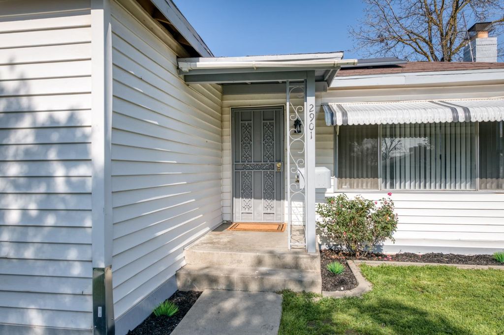 Image 5 of property listing at 2901 E Princeton Avenue, Fresno, CA 93703