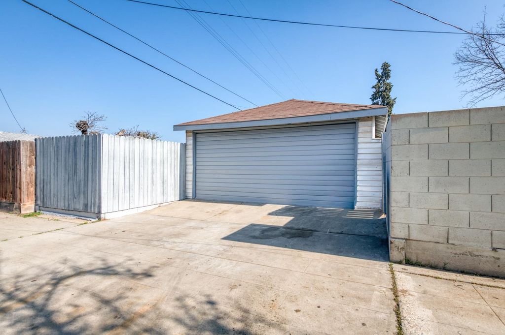 Image 6 of property listing at 2901 E Princeton Avenue, Fresno, CA 93703