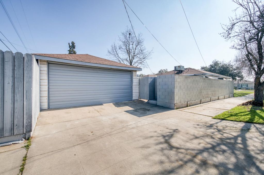 Image 7 of property listing at 2901 E Princeton Avenue, Fresno, CA 93703