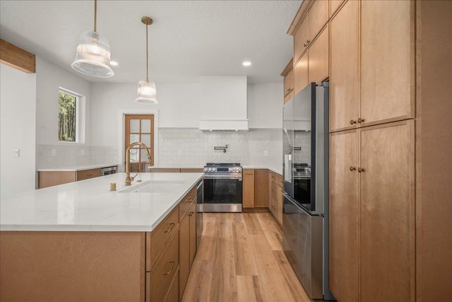 7310 W Kendick Ave, Nine Mile Falls, WA 99026