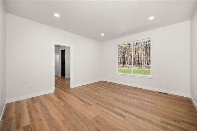 7310 W Kendick Ave, Nine Mile Falls, WA 99026