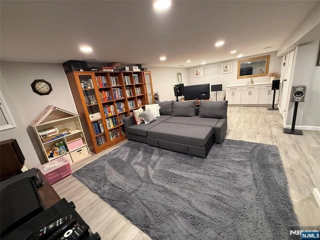 121 Newcomb, Tenafly, NJ 07670