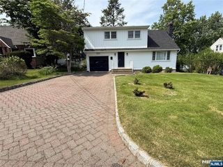121 Newcomb, Tenafly, NJ 07670