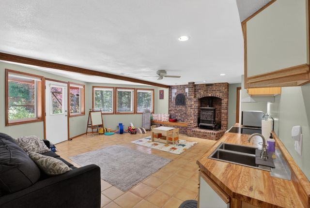 19202 E Elliot Rd, Mead, WA 99021