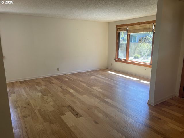 2280 TABOR St, Eugene, OR 97401