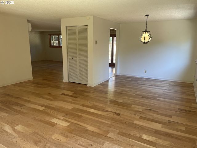 2280 TABOR St, Eugene, OR 97401