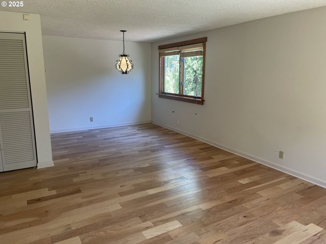 2280 TABOR St, Eugene, OR 97401