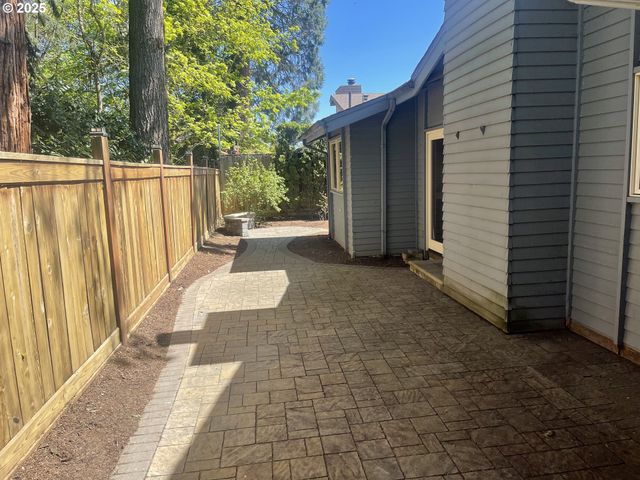 2280 TABOR St, Eugene, OR 97401