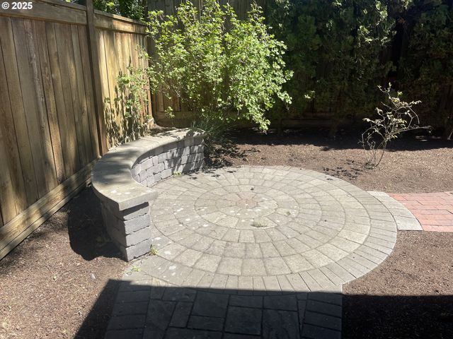 2280 TABOR St, Eugene, OR 97401