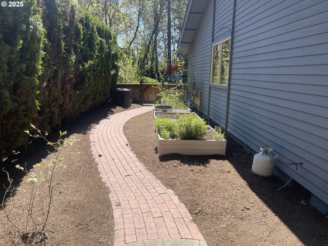 2280 TABOR St, Eugene, OR 97401