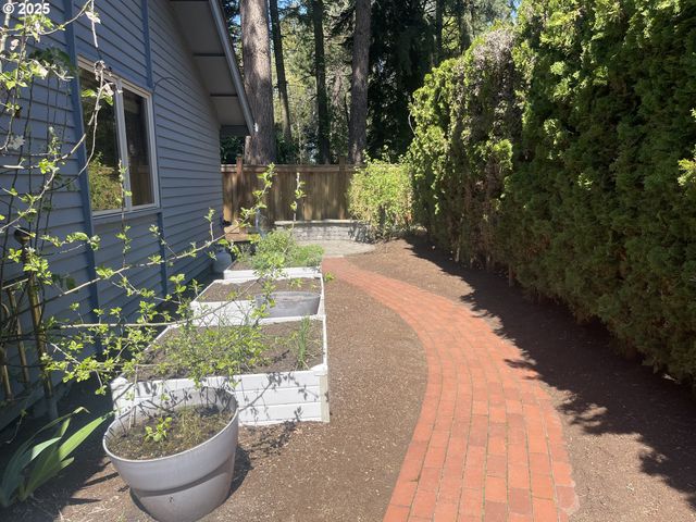 2280 TABOR St, Eugene, OR 97401