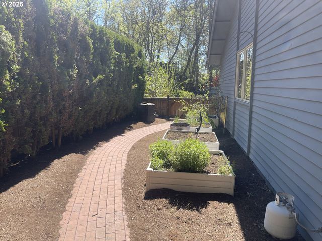 2280 TABOR St, Eugene, OR 97401