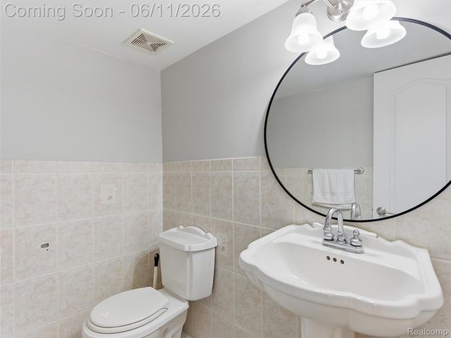 1087 Eagle Nest Drive, Oakland Charter Township, MI 48306