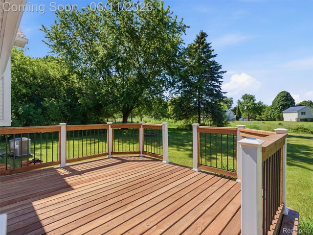 1087 Eagle Nest Drive, Oakland Charter Township, MI 48306