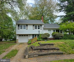 7 WINDSOR PL, Mount Holly, NJ 08060