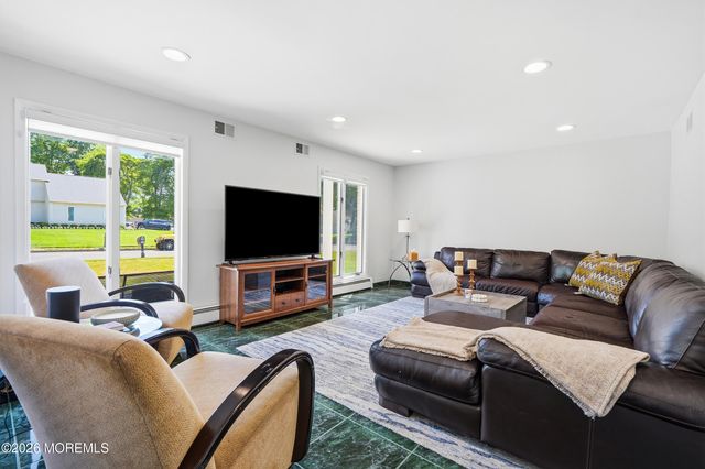 4 Mount Court, Oakhurst, NJ 07755