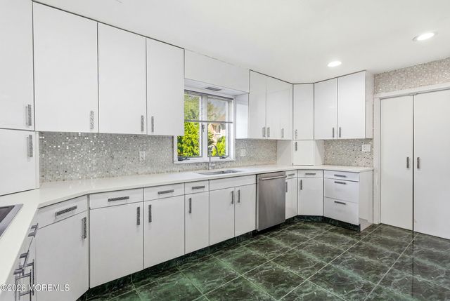4 Mount Court, Oakhurst, NJ 07755
