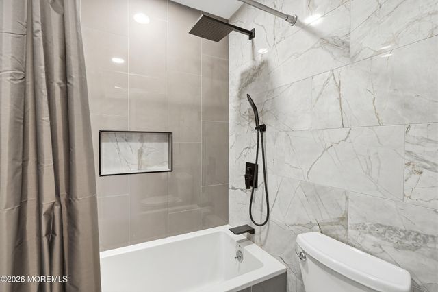 4 Mount Court, Oakhurst, NJ 07755