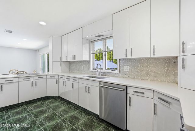 4 Mount Court, Oakhurst, NJ 07755