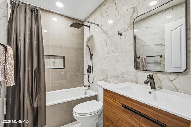 4 Mount Court, Oakhurst, NJ 07755