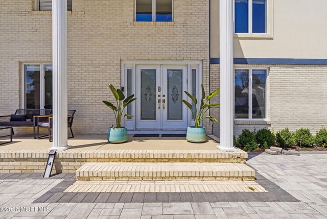 4 Mount Court, Oakhurst, NJ 07755