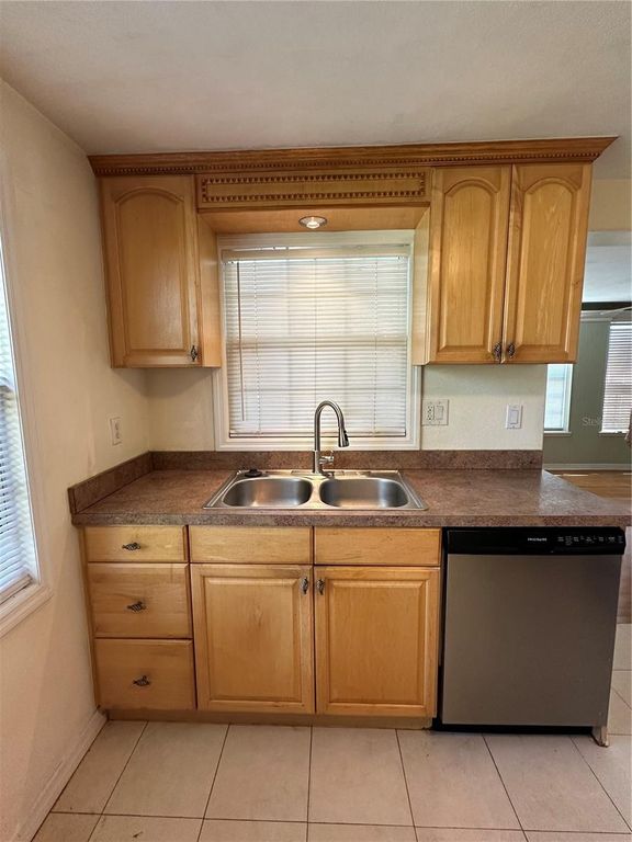 Image 6 of property listing at 131 LUCERNE DRIVE, Debary, FL 32713