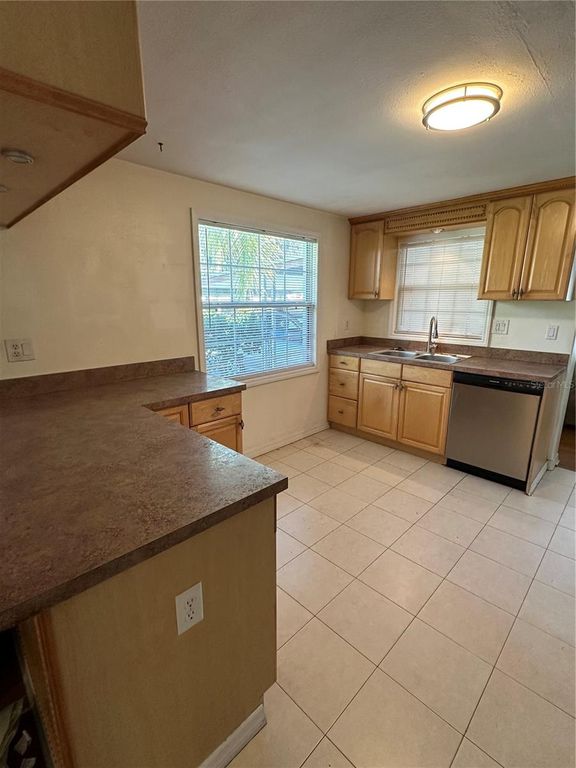 Image 7 of property listing at 131 LUCERNE DRIVE, Debary, FL 32713