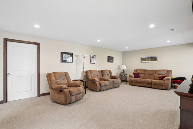 5522 Red Oak Lane, Cedar Falls, IA 50613