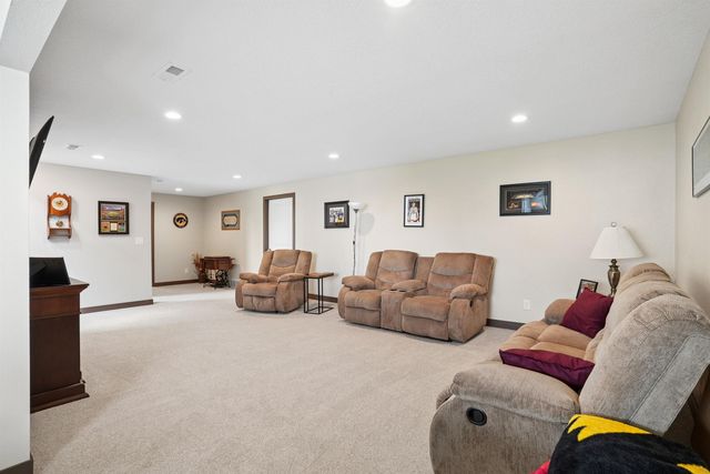 5522 Red Oak Lane, Cedar Falls, IA 50613