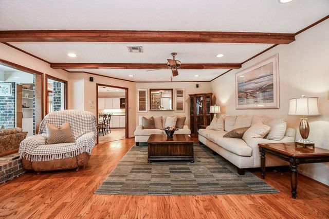 1123 Candlelight Lane, Houston, TX 77018