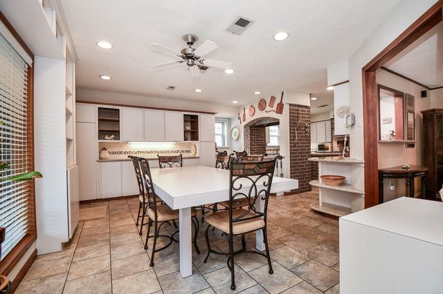 1123 Candlelight Lane, Houston, TX 77018