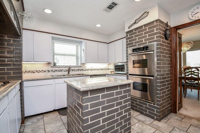 1123 Candlelight Lane, Houston, TX 77018