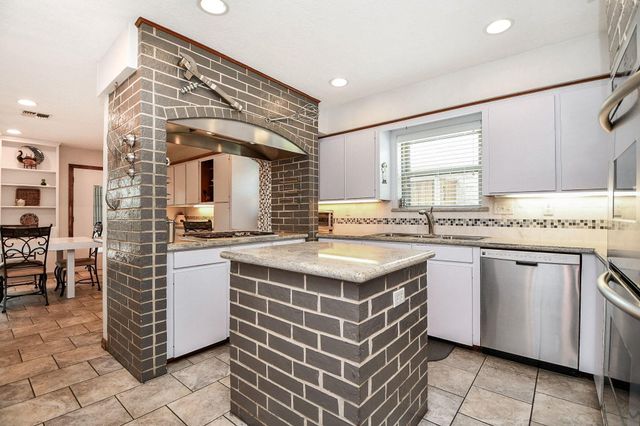 1123 Candlelight Lane, Houston, TX 77018