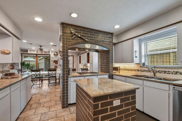 1123 Candlelight Lane, Houston, TX 77018