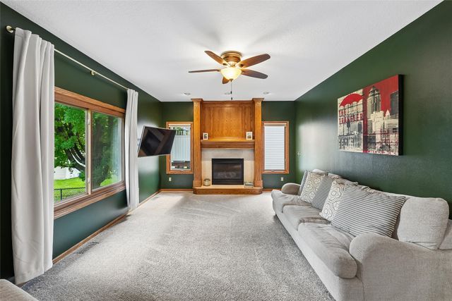 9921 Catalina Drive, Johnston, IA 50131