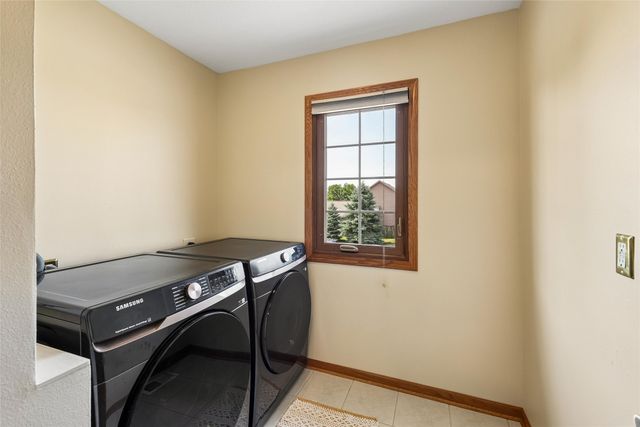 9921 Catalina Drive, Johnston, IA 50131