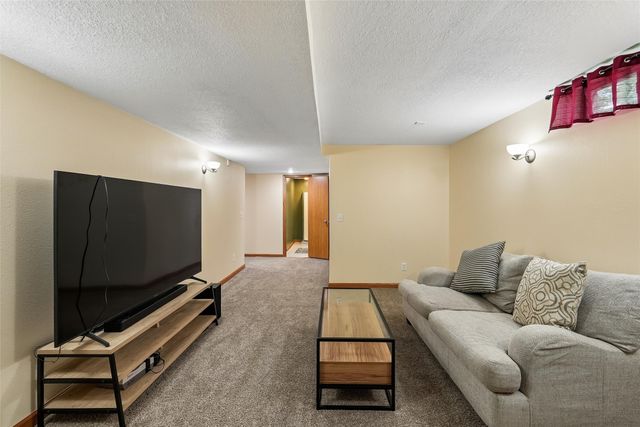 9921 Catalina Drive, Johnston, IA 50131