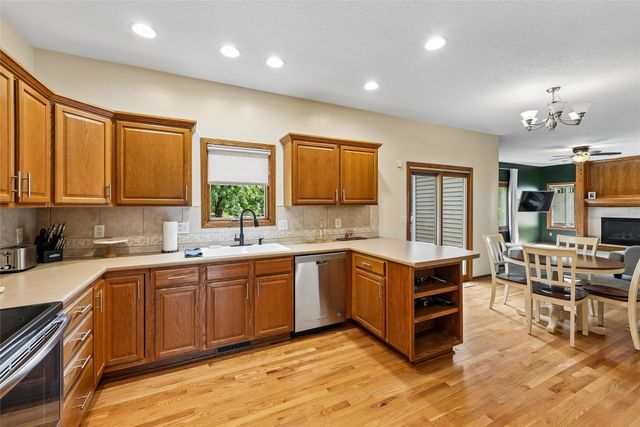 9921 Catalina Drive, Johnston, IA 50131